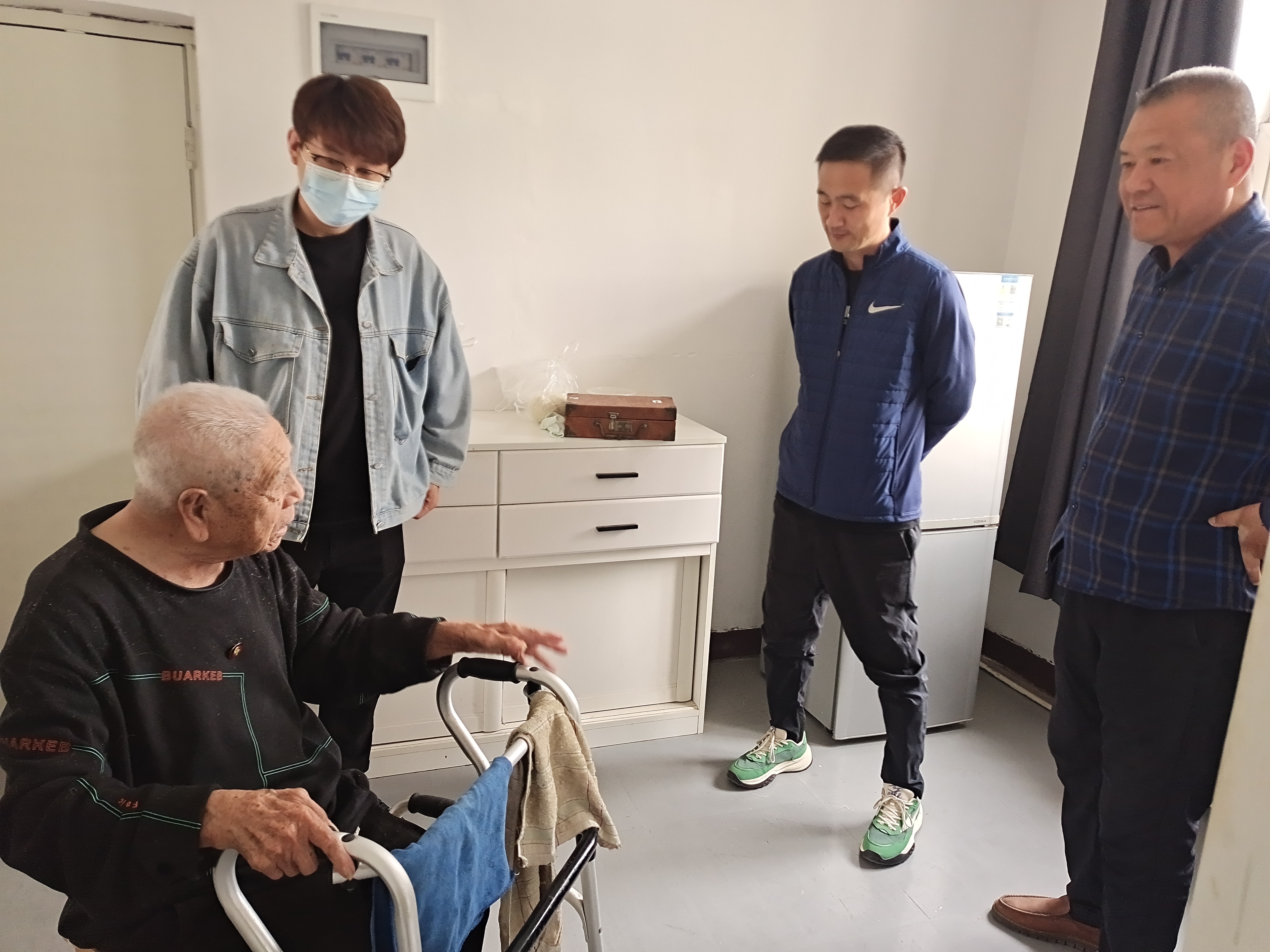 汉沽街道前坨里退役军人志愿服务队“理发剪