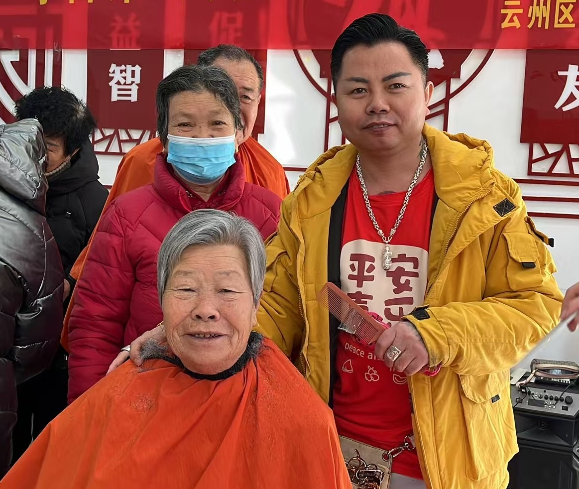 用理发剪传递爱心的“温情匠人”陈宝清